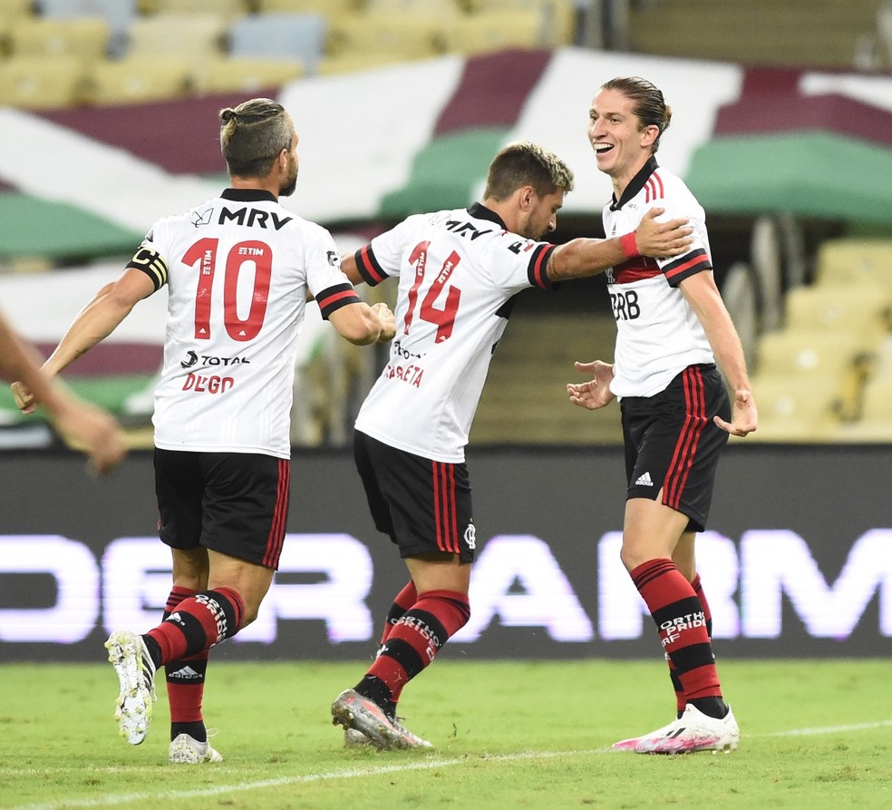 Jogadores do Flamengo comemoram o gol de Filipe Luís contra o Fluminense — Foto: André Durão