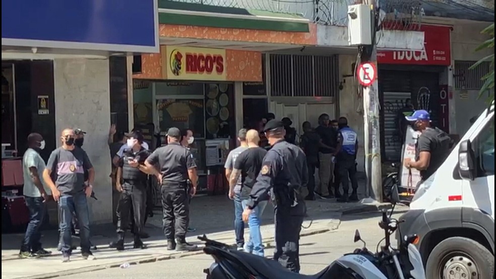 Policiais na porta do Rico's Lanches, na Tijuca — Foto: Reprodução