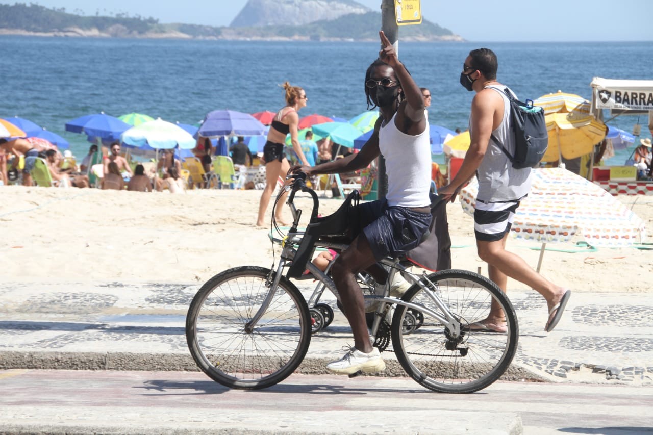 Jonathan Azevedo pedala na orla do Leblon (Foto: Daniel Delmiro/AgNews)