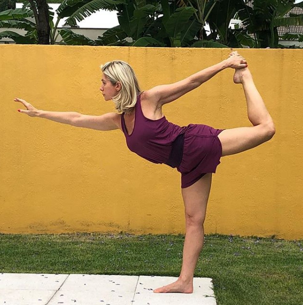 Leticia Spiller faz posturas de ioga em sua casa e é adepta dos Ritos Tibetanos — Foto: Reprodução Instagram/Leticia Spiller