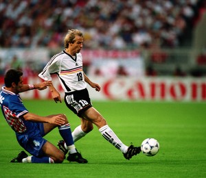 Klinsmann tenta passar por marcação croata (Foto: Getty Images)