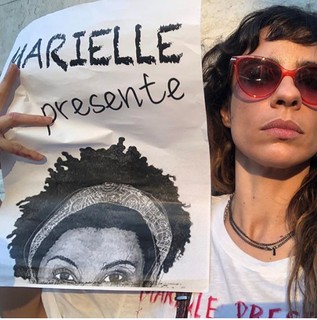 A atriz Maria Ribeiro relembra o assassinato da vereadora Marielle Franco na manifestação de Lisboa (Foto: Reprodução / Instagram)