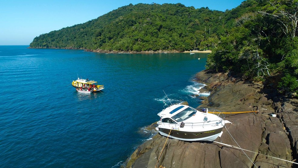 Lancha &eacute; retirada de rocha na Praia do Flamenguinho, em Ubatuba &mdash; Foto: Costa Norte Dive - Servi&ccedil;os Subaqu&aacute;ticos e Bruno Amir imagens