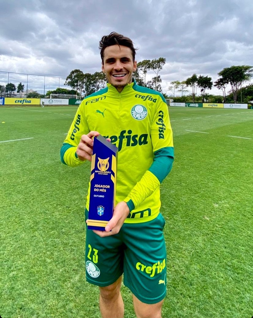 Raphael Veiga, do Palmeiras, recebe o prêmio de melhor jogador do mês de outubro na Série A do Brasileiro — Foto: Reprodução