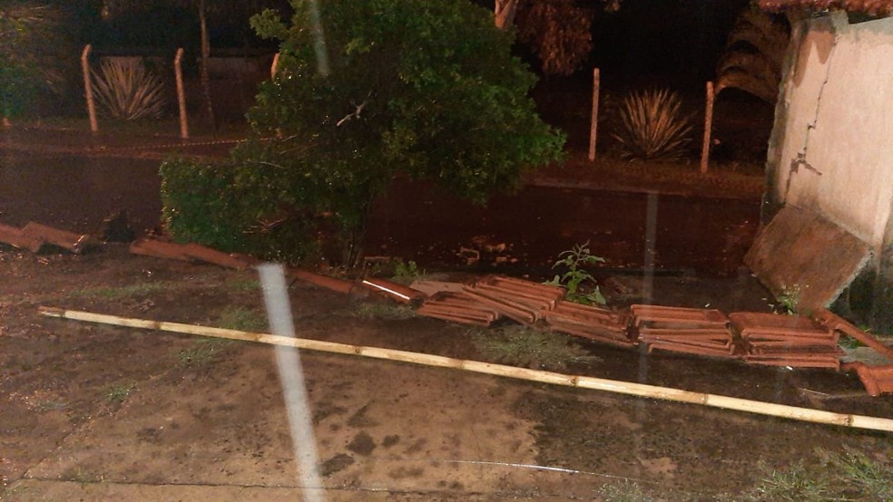 Casa foi interditada após muro cair durante chuva em Bauru — Foto: Defesa Civil/Divulgação
