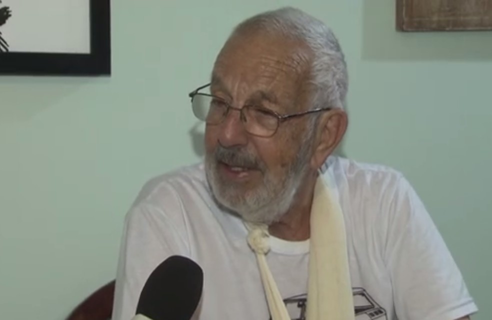 Oremar Luiz Scheufler, de 81 anos, foi agredido pelo vizinho enquanto voltava do supermercado e ficou com hematomas e um braço imobilizado (Foto: Reprodução/TV Globo)