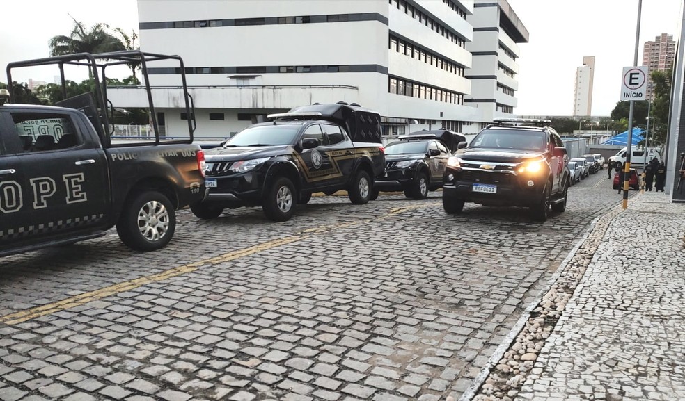 Viaturas em frente &agrave; sede da PF em Natal &mdash; Foto: Divulga&ccedil;&atilde;o