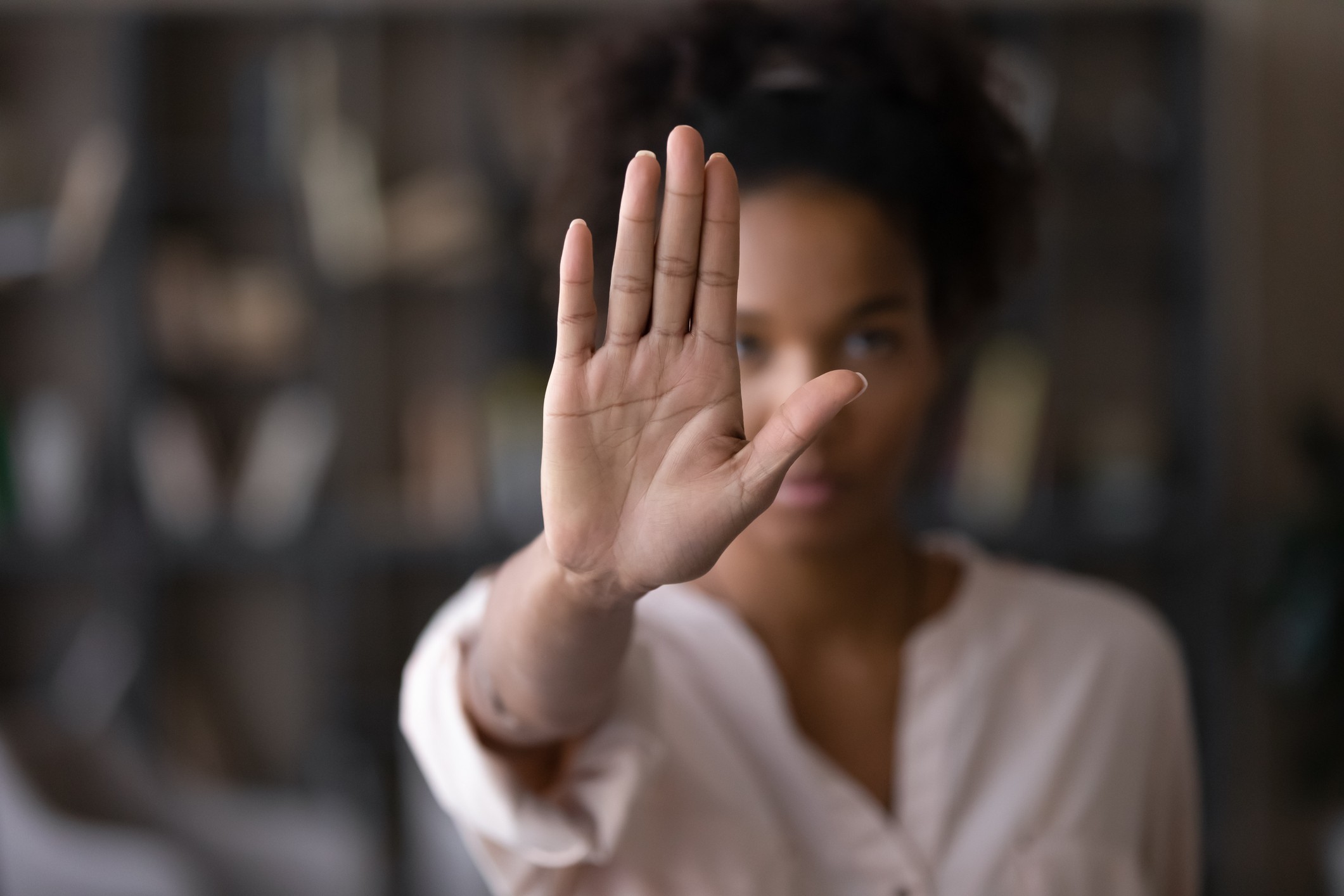 Mulher negra faz sinal de pare com a mão, violência, assédio (Foto: Getty Images)