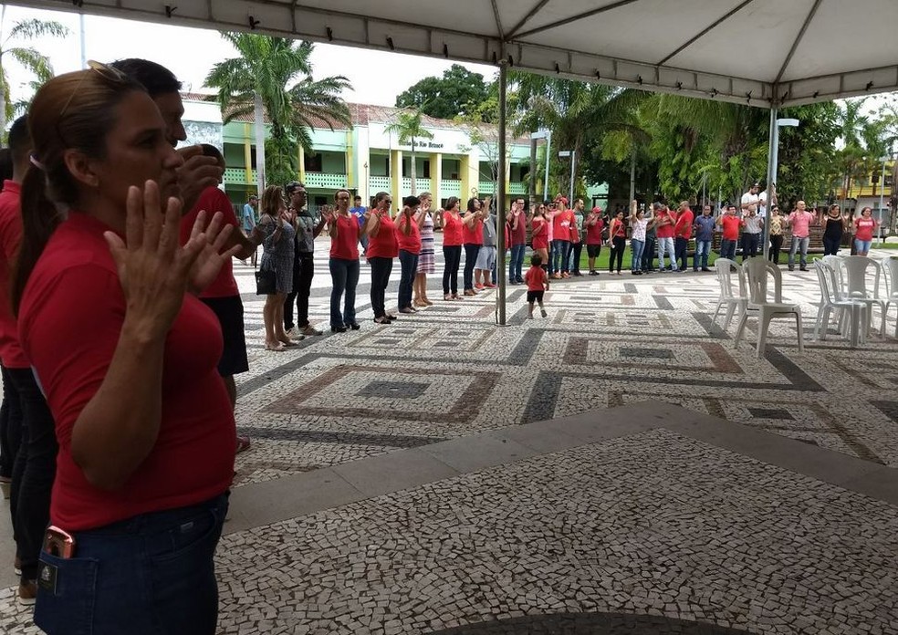 Ato ocorre em Rio Branco, na manhã desta quarta-feira (24) (Foto: Aline Nascimento/G1)