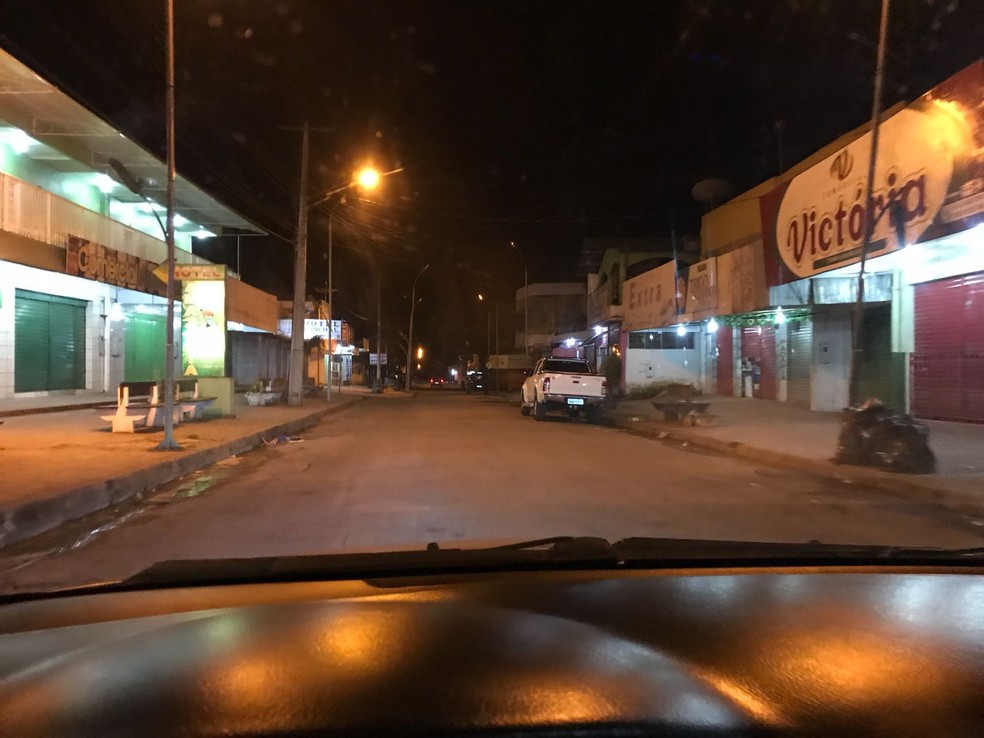 Ruas do Centro Comercial de Pacaraima ficaram vazias após dia de confrontos (Foto: Wendel Vale/Arquivo pessoal )