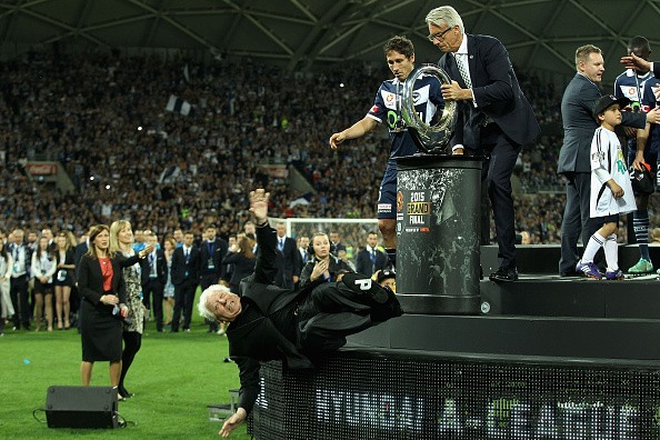 Queda de Frank Lowy na final da A-League (Foto: Getty Images)