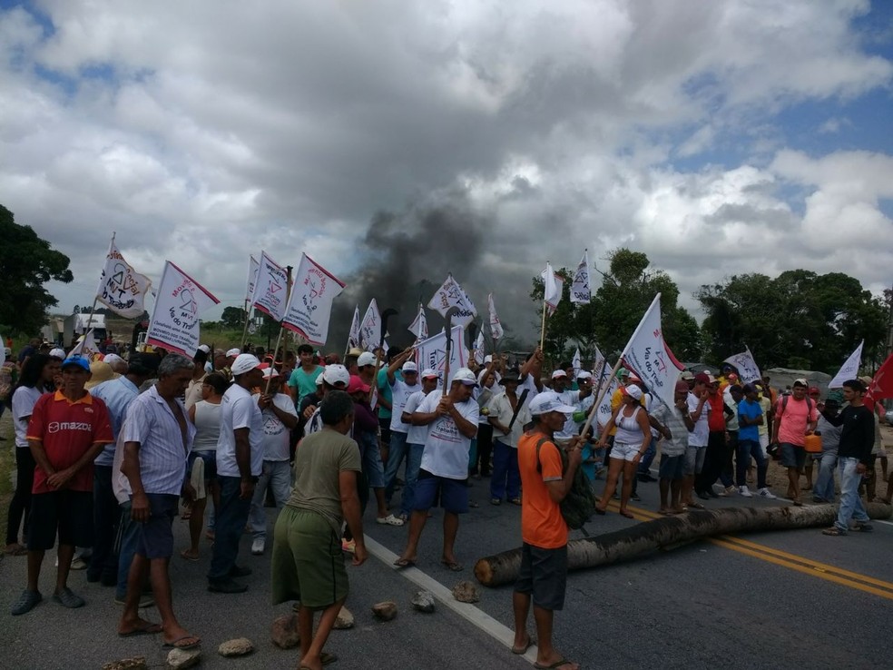 Membros do Movimento Via do Trabalho e do MST fecharam trecho da rodovia BR-101, entre Junqueiro e Teotônio Vilela (Foto: Coordenação do Movimento Via do Trabalho)