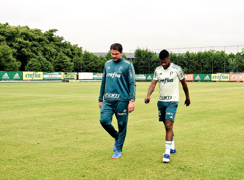 Michel Bastos sai com dores e desfalca o Palmeiras