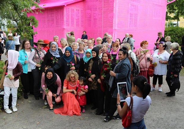 Com ajuda de refugiadas, artista reveste casa com crochê cor de rosa (Foto: Reprodução/Instagram)