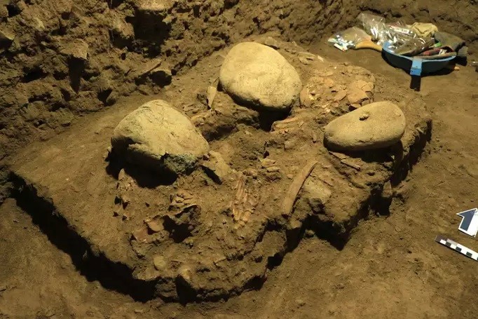 Esqueleto encontrado na caverna de Leang Panninge, na Indonésia  (Foto: Hasanuddin University)