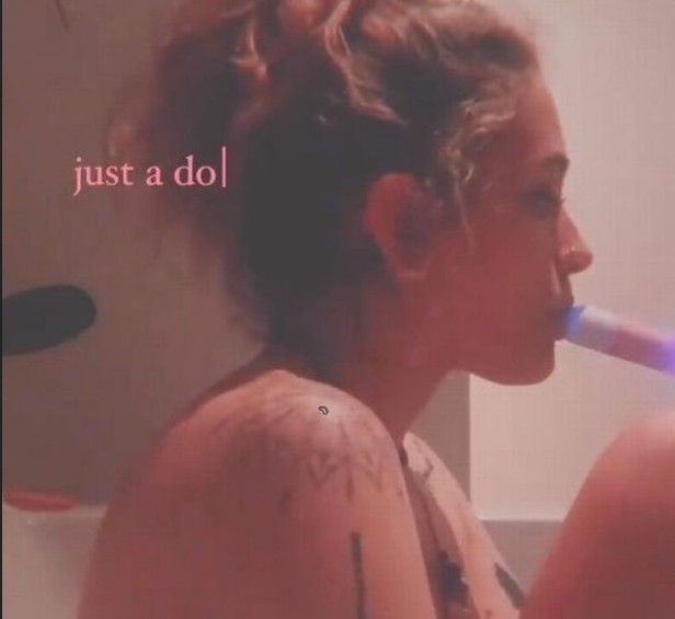 Paris Jackson usando um cigarro eletrônico na banheira durante banho na madrugada (Foto: Instagram)