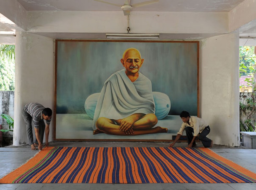Um dos ambientes do ashram onde viveu Gandhi — Foto: Sam Panthaky/AFP