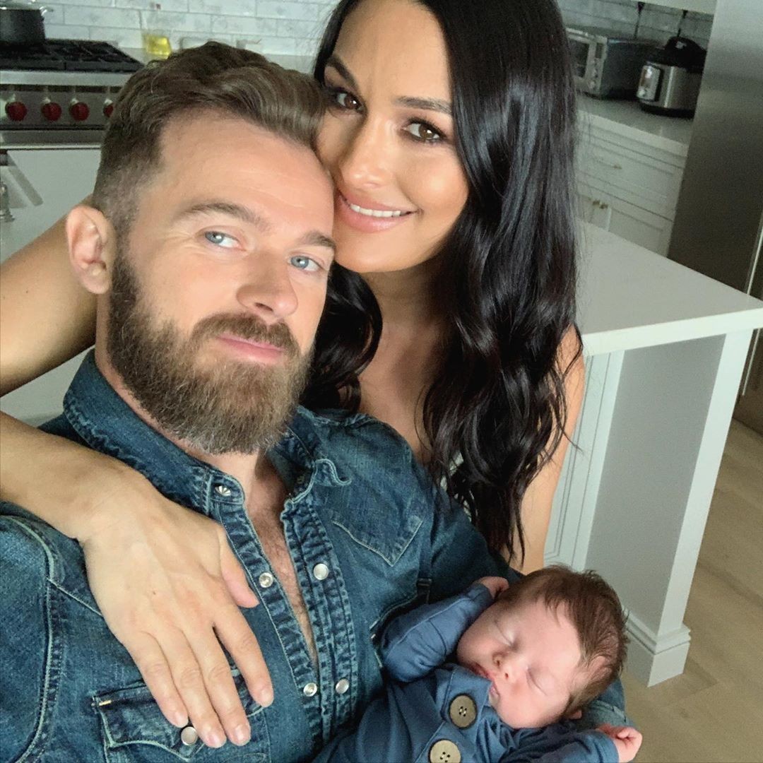 O dançarino Artem Chigvintsev e a ex-wrestler Nikki Bella com o primeiro filho deles, Matteo (Foto: Reprodução / Instagram)