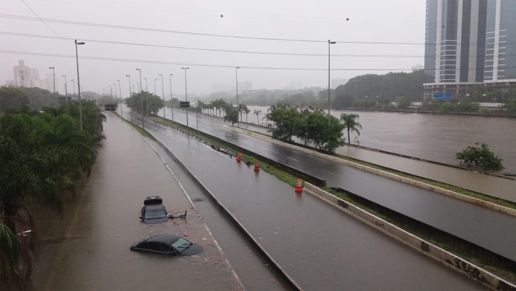 Carros são vistos boiando na via interna da Marginal Tietê após alagamento na altura da Ponte do Limão, na Zona Norte de São Paulo — Foto: Werther Santana/Estadão Conteúdo