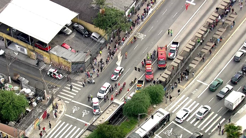 Acidente interdita Avenida Guarapiranga, na Zona Sul de SP — Foto: Reprodução/TV Globo 