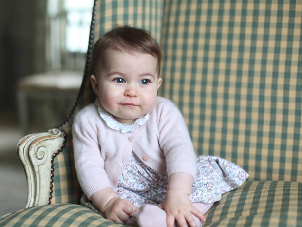 Uma nova foto da princesa Charlotte, segunda filha do príncipe William e da duquesa de Cambridge, Kate Middleton, foi divulgada pela família real britânica neste domingo (29) (Foto: Duchess of Cambridge via AP)