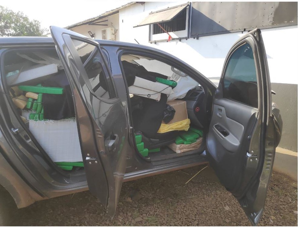 Caminhonete roubada no RN e encontrada em MS, a 3,3 mil km de distância, estava abarrotada com droga — Foto: Polícia Militar Rodoviária/Divulgação