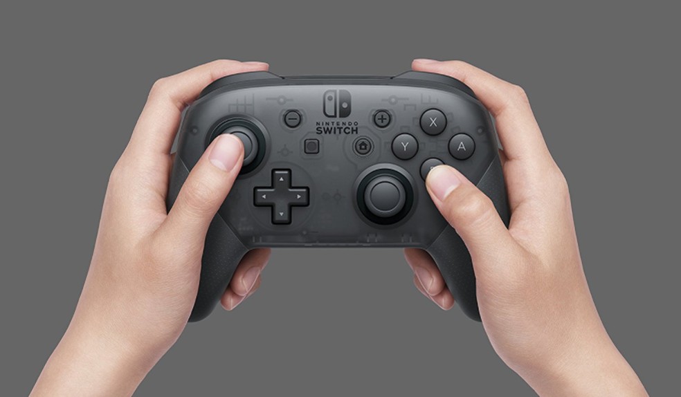 Pro Controller do Nintendo Switch é uma opção para jogadores que preferem joysticks tradicionais — Foto: Divulgação/Nintendo