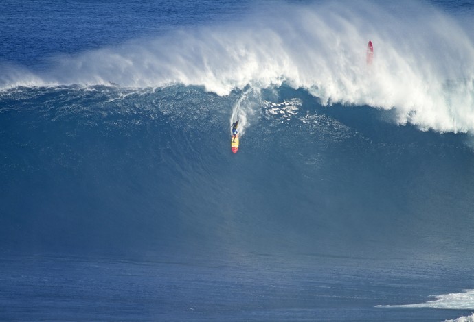 Yuri Soledade desce onda gigante na temida bancada de Jaws (Foto: Keale Lemos)