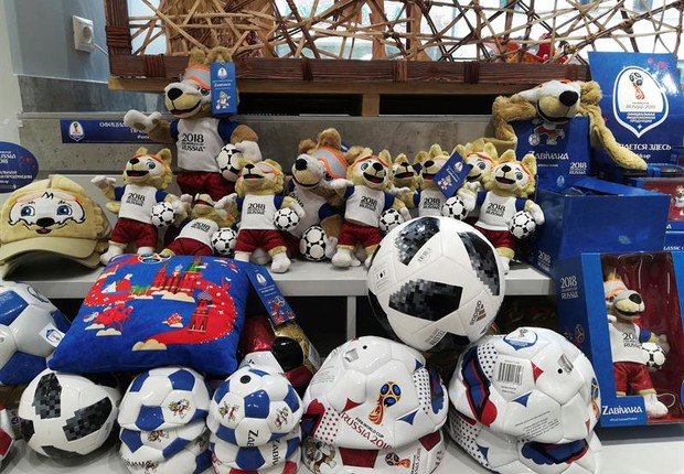 Souvenires - entre eles, o lobo Zabivaka - da Copa do Mundo 2018, na Rússia (Foto:  EFE/ Anush Janbabián)