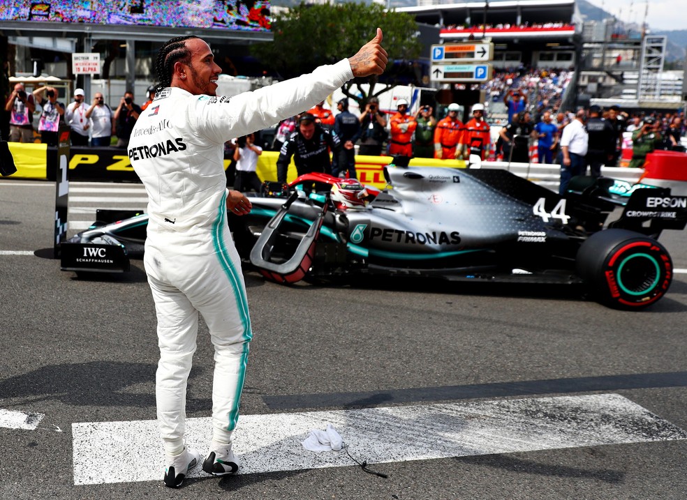 Lewis Hamilton celebra a pole position em Monte Carlo â€” Foto: Getty Images