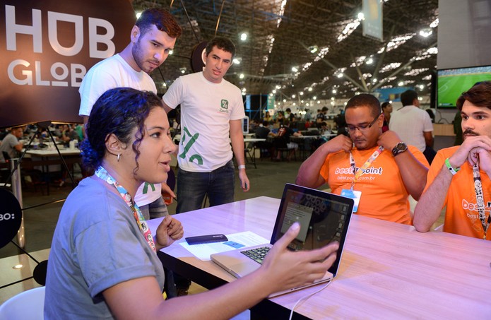 Desenvolvedores e campuseiros no Hub Global, na Campus Party, trocando novidades com o TechTudo (Foto: Divulgação/ Campus Party)