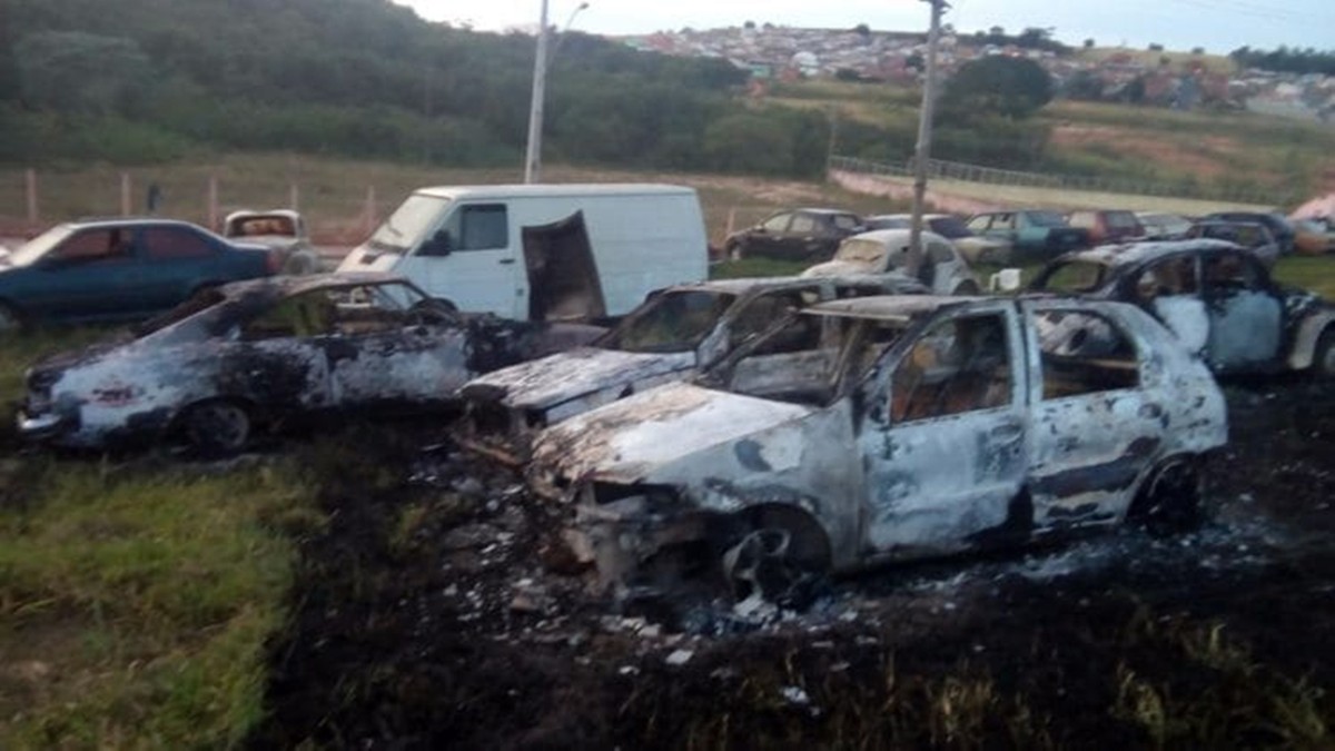 Carros são incendiados em pátio credenciado pelo Detran em Ouro Fino