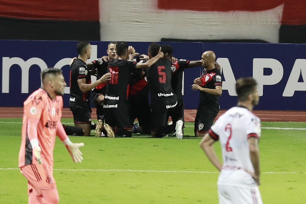 Diego Alves e L&eacute;o Pereira desolados ap&oacute;s mais um gol do Atl&eacute;tico-GO &mdash; Foto: MARCOS SOUZA/NASCIMENTOSOUZAPRESS/ESTAD&Atilde;O CONTE&Uacute;DO