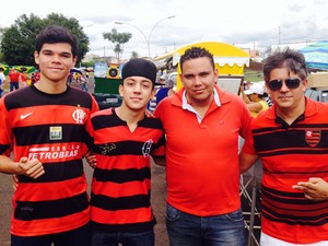 Pai e filho reforçam maioria fora do estádio e acreditam em vitória do Fla