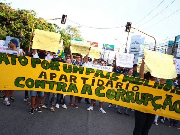 Manifestantes bloqueiam a Avenida Fernandes Lima no sentido Centro de Maceió (Foto: Jonathan Lins/G1)