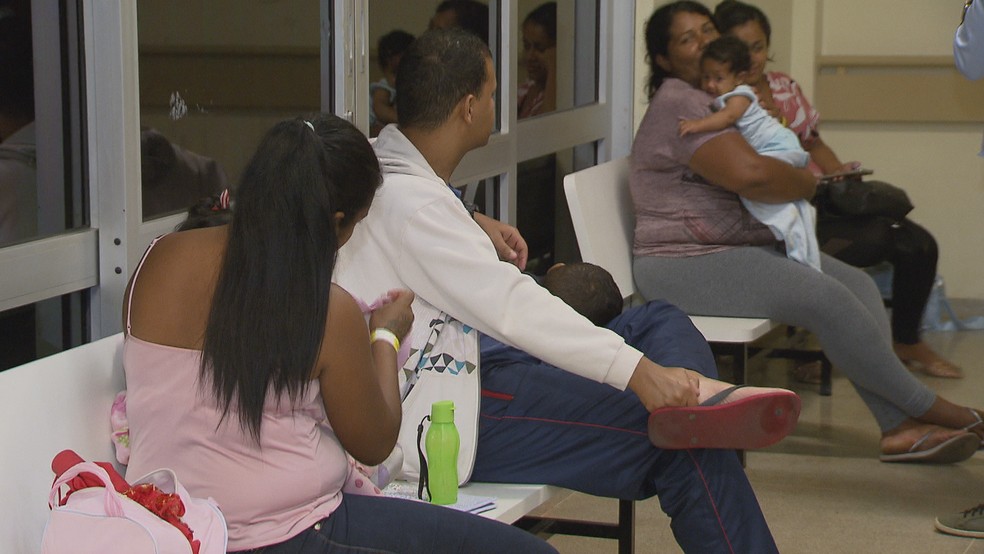 Pais aguardam atendimento para os filhos na pediatria do hospital de Santa Maria — Foto: Reprodução/TV Globo