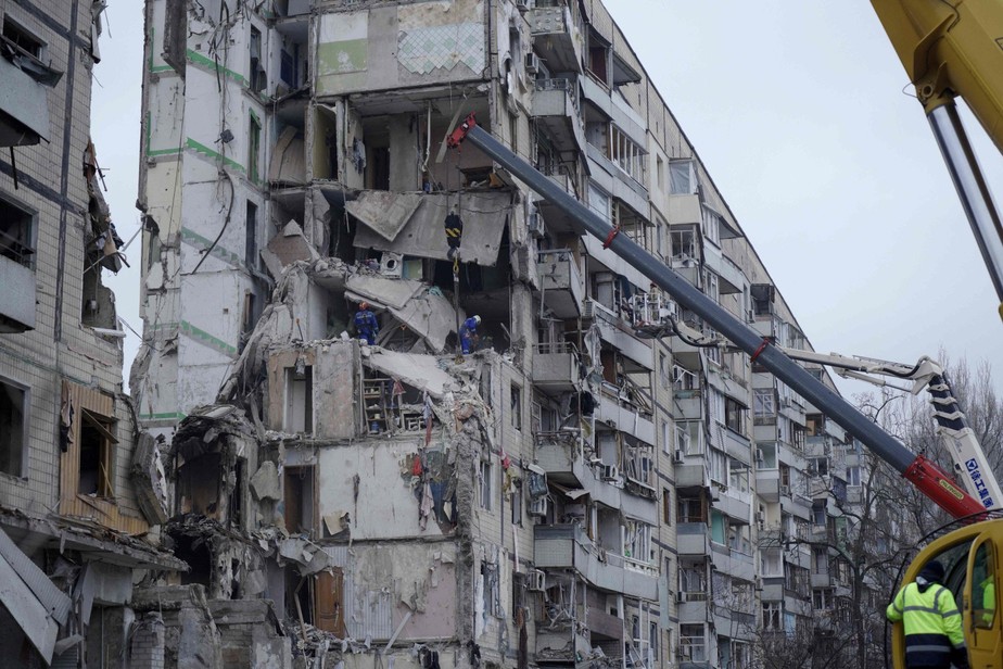 Equipes de resgate trabalham em um prédio residencial destruído após um ataque de míssil na Ucrânia