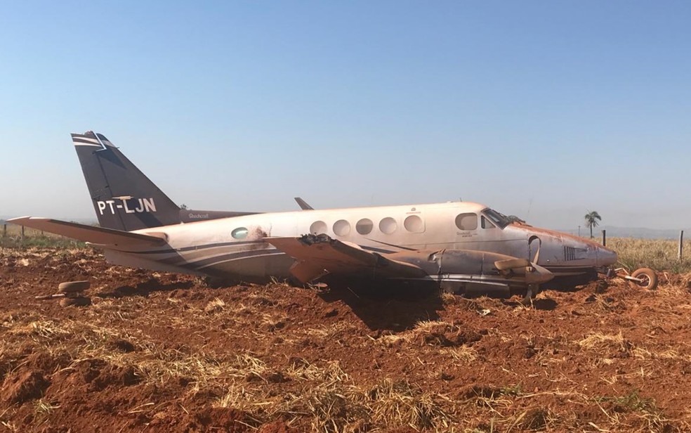 Avião que transportava o político Daniel Vilela saiu de pista durante o pouso, em Itapaci (Foto: Reprodução/TV Anhangera)