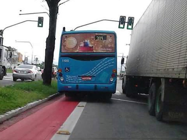 Ônibus é flagrado em ciclovia na zona sul de São José (Foto: Arquivo Pessoal)