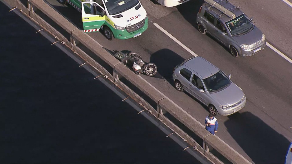 Motociclista morre ao cair da Ponte Rio-Niterói após batida