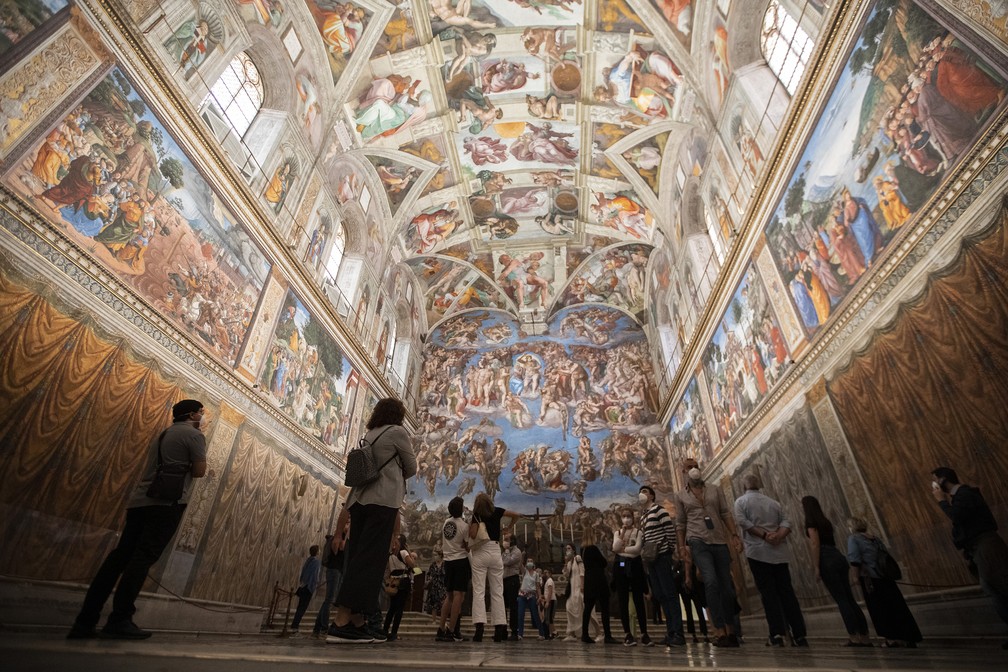 1º de junho - Visitantes admiram a Capela Sistina, em Roma, nesta segunda-feira (1º). Os Museus do Vaticano reabriram para os visitantes após três meses de fechamento  — Foto: Alessandra Tarantino/AP