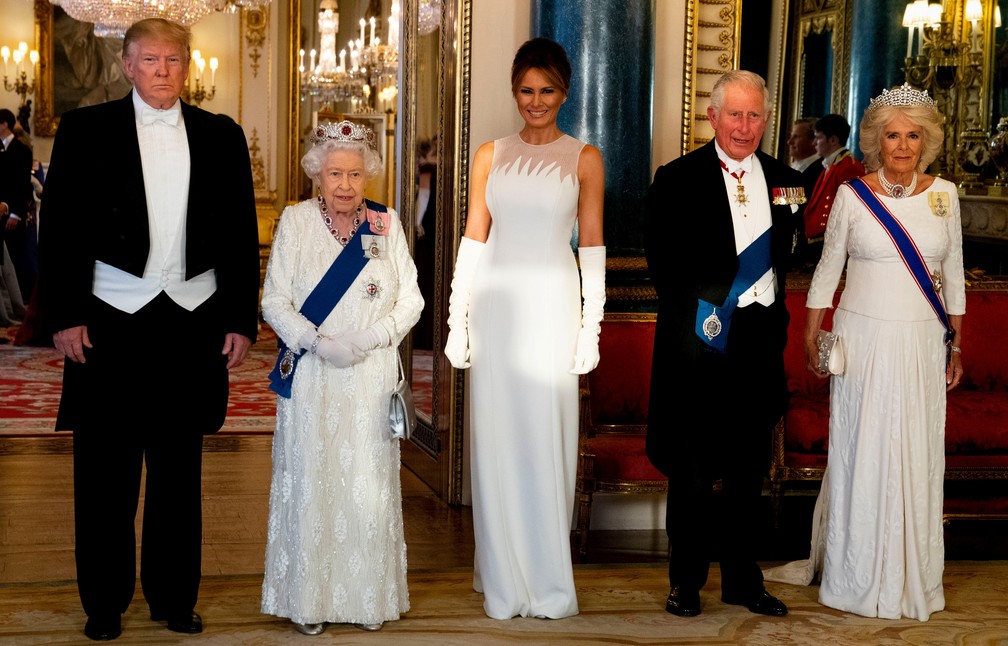 Trump, a rainha Elizabeth, Melania, o príncipe Charles e Camilla chegam ao Palácio de Buckingham nesta segunda-feira (3) para o banquete em homenagem ao presidente americano. — Foto: Doug Mills/Pool/AFP