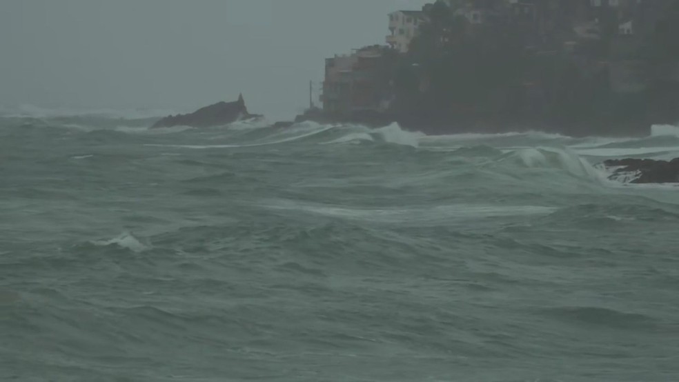 Mar agitado em orla de Salvador durante forte chuva — Foto: Arquivo pessoal