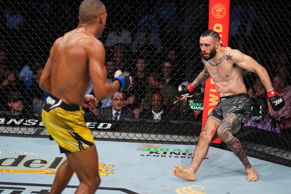 Edson Barboza vê Shane Burgos cambalear e cair segundos após ser acertado no UFC 262 — Foto: Getty Images