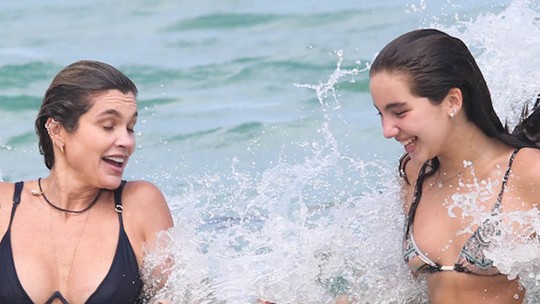 Flávia Alessandra curte praia com a filha caçula, Olívia