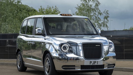Lendários táxis de Londres ficam "platinados" para celebrar 70 anos de reinado de Elizabeth II