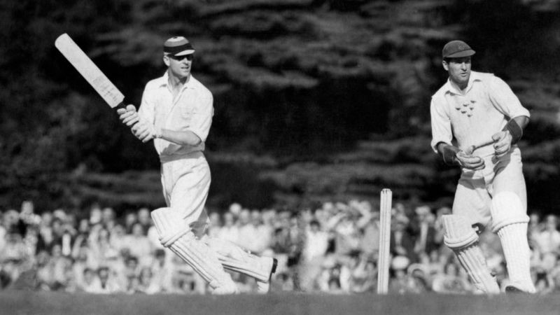 BBC O duque também era um bom jogador de críquete. Na foto, sua equipe, formada por ex-estrelas da Inglaterra, enfrenta o time do duque de Norfolk, com jogadores de Sussex (Foto: PA via BBC)