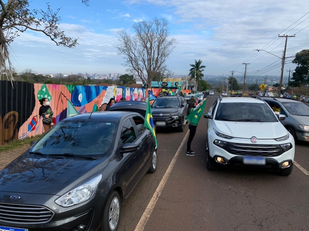Manifestantes se encontraram no Gramadão da Vila A, em Foz do Iguaçu — Foto: Marcos Landim/RPC