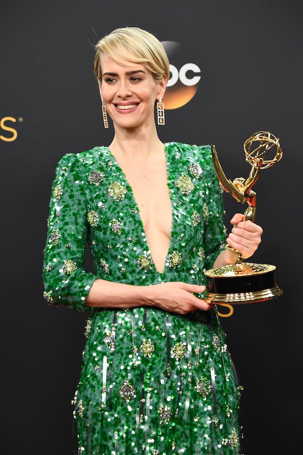 A atriz Sarah Paulson com o seu troféu do Emmy Awards (Foto: Getty Images)