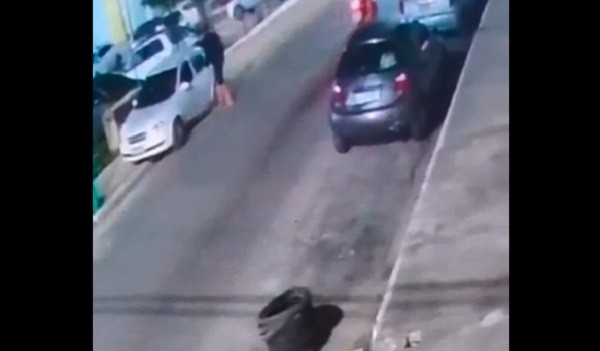 Vídeo mostra momento em que homem abandona carro com corpo dentro em frente a UPA de Parnamirim